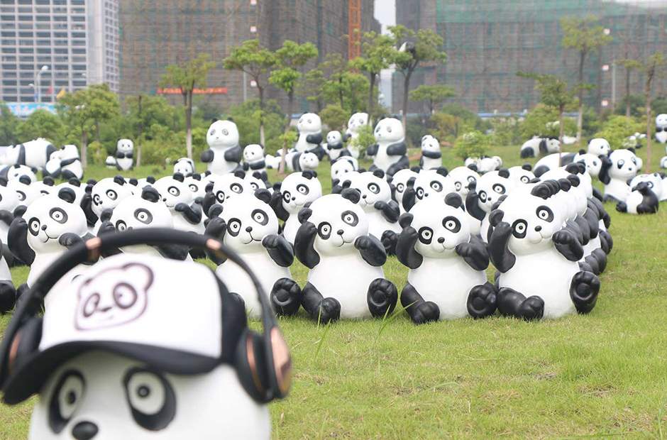 一群可爱小熊猫园林雕塑