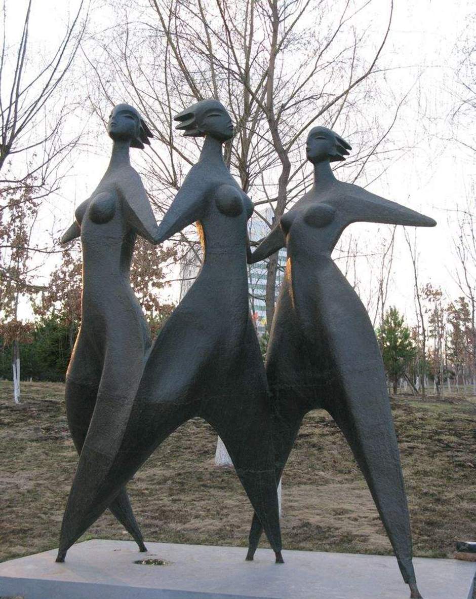 意气风发的女人园林雕塑